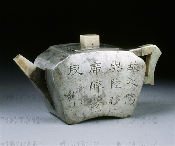 Teapot with calligraphy, by Yunsheng. China, early 19th century