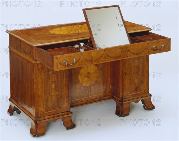 Bureau dressing table, by Thomas Chippendale. England, 1775.