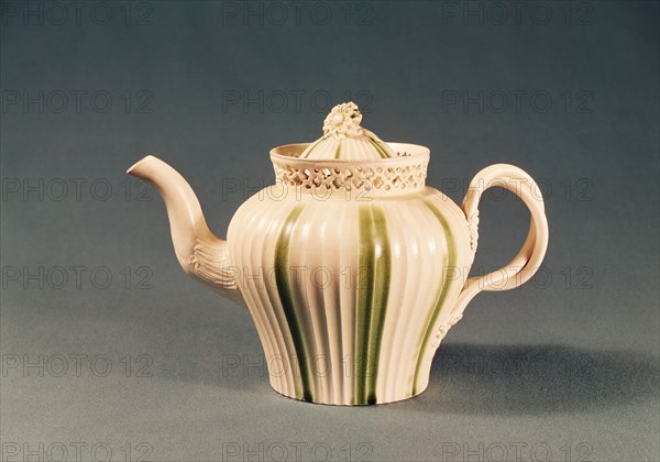 Teapot and lid. Leeds, England, 18th-19th century