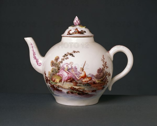 Teapot, by Vincennes Porcelain Factory. France, 18th century