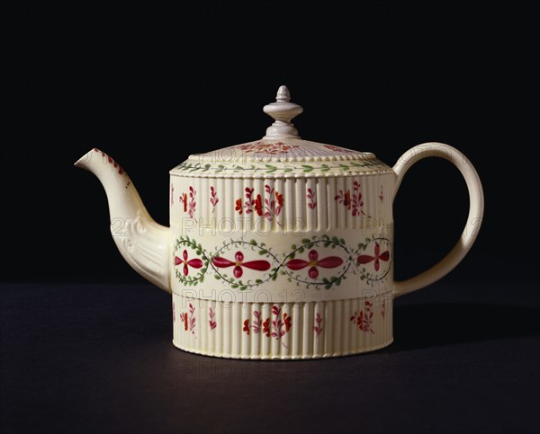Teapot. Leeds, England, early 19th century