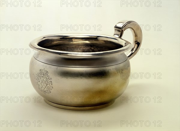 Chamber pot. London, England, 18th century
