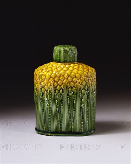 Tea caddy, by William Greatbatch. Staffordshire, England, mid-18th century