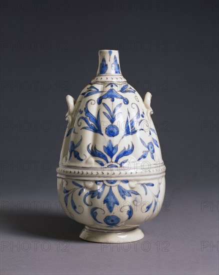 Medici porcelaine bottle. Florence, Italy, late 16th century