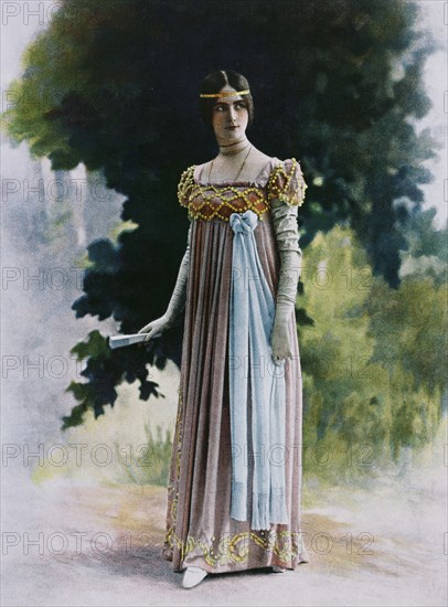 Cléo de Mérode in La Danse en 1900, by Charles Reutlinger . Paris, France, 1900