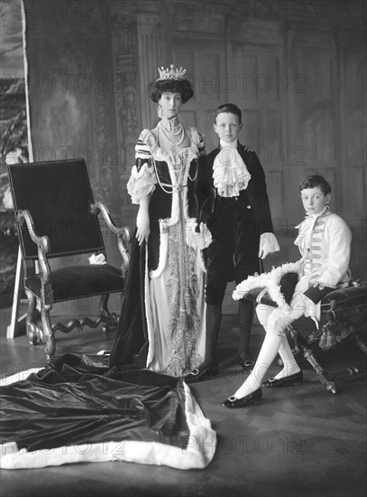 Portrait of John Albert Edward William Spencer-Churchill, Duchess of Marlborough and Lord Ivor Churchill at coronation of King George V, photo Lafayette Portrait Studio. London, England, 1911. 
Londres, Victoria & Albert Museum
Londres, Victoria and Albert Museum