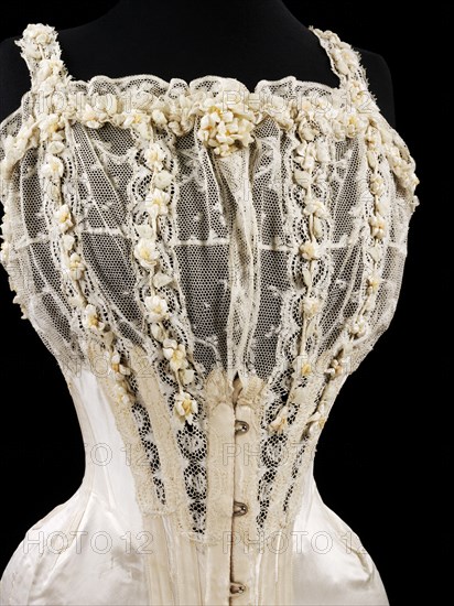 Bridal corset. Britain, 1905. 
Londres, Victoria & Albert Museum
Londres, Victoria and Albert Museum
