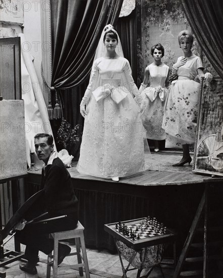 Model wearing a wedding dress on a stage, photo John French. UK, 1961. 
Londres, Victoria & Albert Museum
Londres, Victoria and Albert Museum