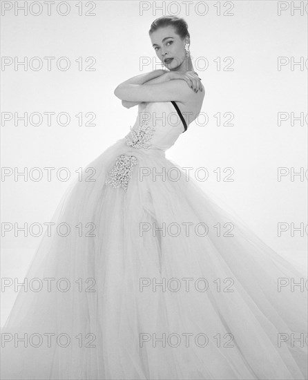 Model in John Cavanagh's strapless evening gown, photo John French. London, UK, 1954. 
Londres, Victoria & Albert Museum
Londres, Victoria and Albert Museum