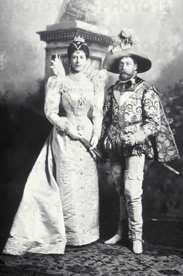 King George V and Queen Mary, photo Lafayette Portrait Studios. London, England, 1897. 
Londres, Victoria & Albert Museum
Londres, Victoria and Albert Museum