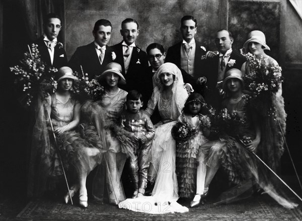Family portrait at a wedding. Probably Europe, 20th century. 
Londres, Victoria & Albert Museum
Londres, Victoria and Albert Museum
