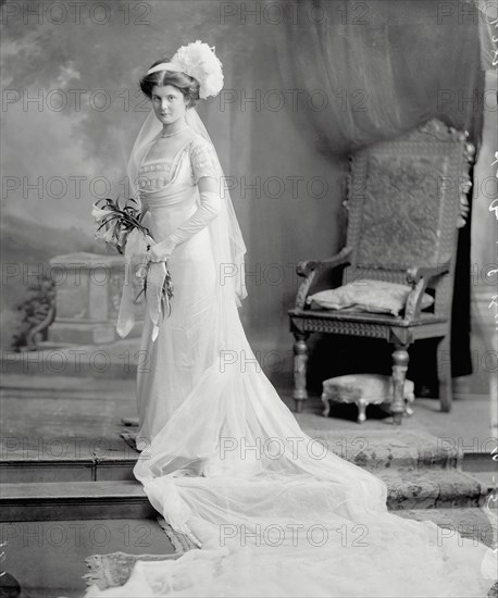 Hon Muriel Burns, photo Lafayette Portrait Studios. London, England, 1911. 
Londres, Victoria & Albert Museum
Londres, Victoria and Albert Museum