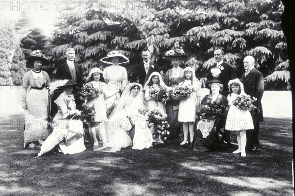 Miss Croswaite Wedding, Lafayette Portrait Studios. London, England, 1912. 
Londres, Victoria & Albert Museum
Londres, Victoria and Albert Museum