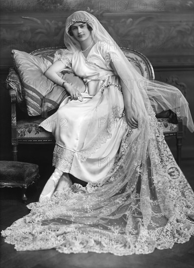 Mrs Ronald Lambert, photo Lafayette Portrait Studios. London, England, 1920. 
Londres, Victoria & Albert Museum
Londres, Victoria and Albert Museum