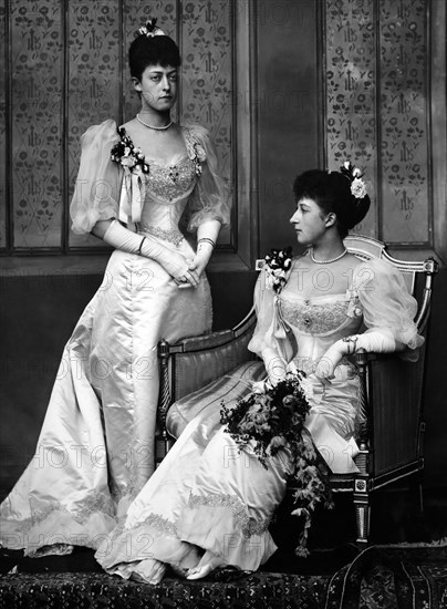 Princess Victoria and Queen Maud of Norway, photo Lafayette Portrait Studios. London, England. 1893. 
Londres, Victoria & Albert Museum
Londres, Victoria and Albert Museum