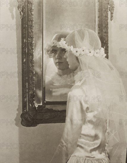 Deidre Hart-Davis, one of a diptych, photo Curtis Moffat. London, UK, early 20th century. 
Londres, Victoria & Albert Museum
Londres, Victoria and Albert Museum