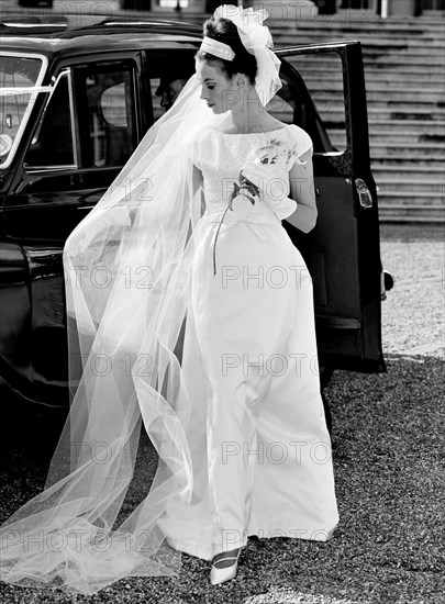 Model in a wedding dress posing next to a car, photo John French. UK, 1961. 
Londres, Victoria & Albert Museum
Londres, Victoria and Albert Museum