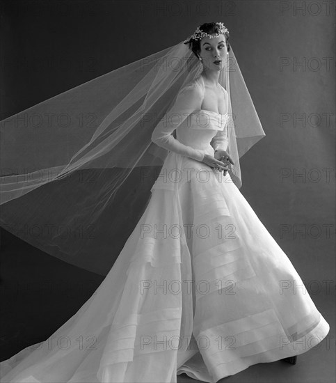 Wedding dress, photo John French. London, UK, 1953. 
Londres, Victoria & Albert Museum
Londres, Victoria and Albert Museum
