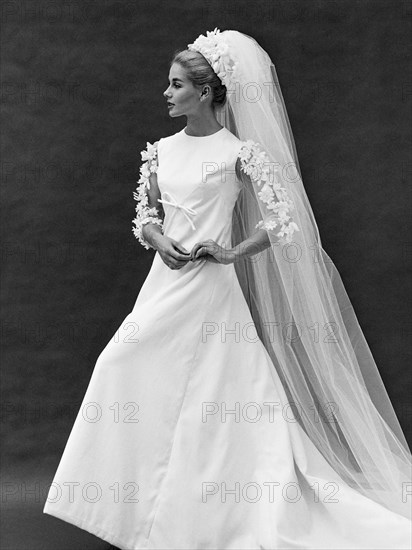 Bride in a wedding dress with a train and veil, photo John French. London, England, 20th century. 
Londres, Victoria & Albert Museum
Londres, Victoria and Albert Museum