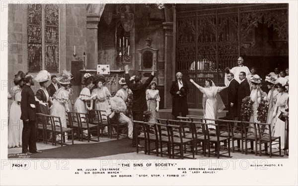 The Village Church scene from The Sins of Society at the Drury Lane Theatre, photo Daily Mirror. London, England, 1907. 
Londres, Victoria & Albert Museum
Londres, Victoria and Albert Museum