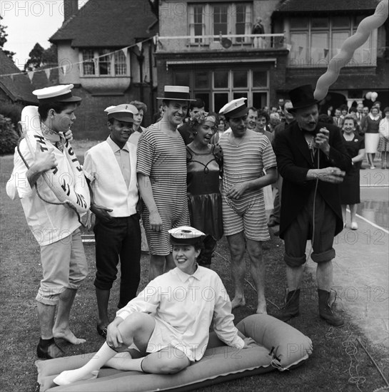 Fête costumée dans la propriété de Dorothy Squire