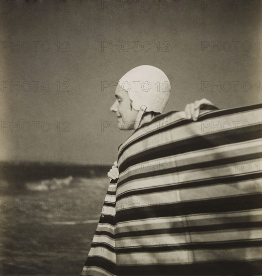 Femme sur la plage avec un bonnet de bain