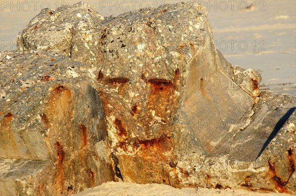 Rocher anthropomorphe sur une plage