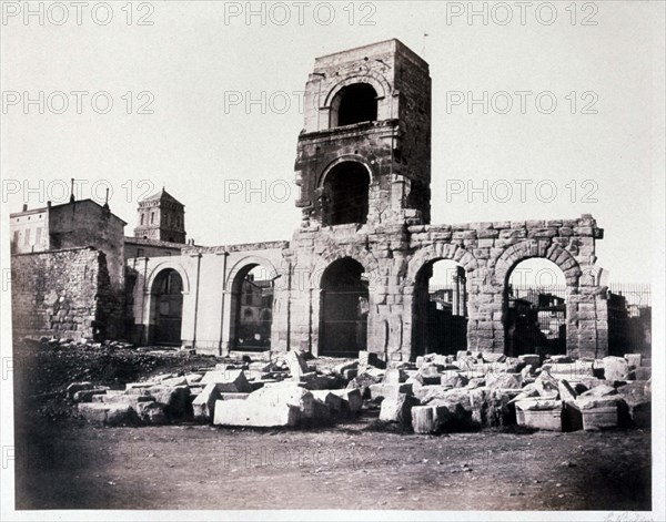 Baldus, Arles, Théâtre romain, extérieur