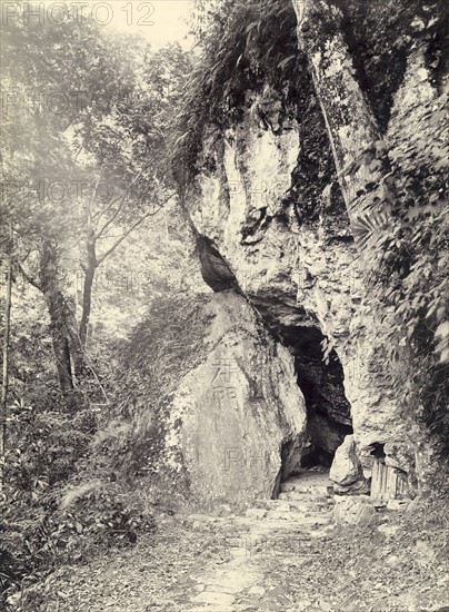 Sanctuary cave near the tomb of Fou Tcheou (China)