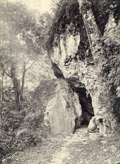 Grotte sanctuaire près du tombeau de Fou Tcheou (Chine)