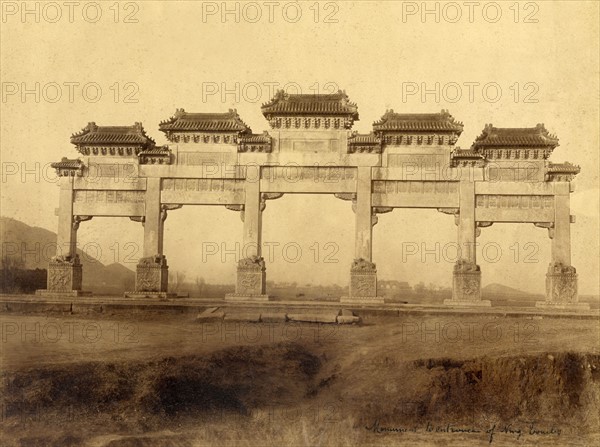 Portique d'entrée du site des 13 mausolées Ming (Chine)