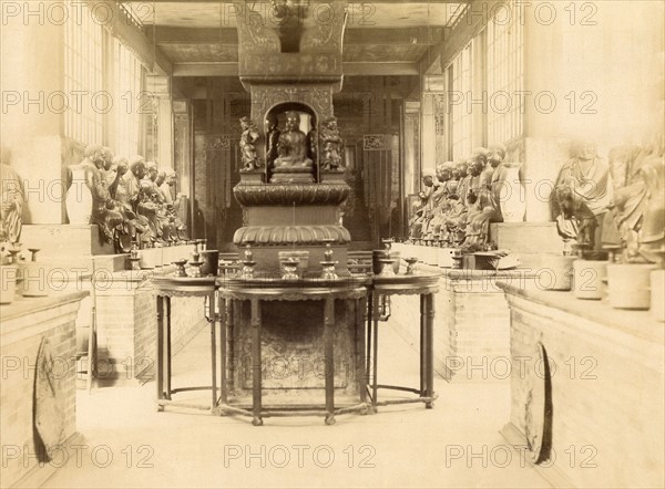 Interior view of the temple of 500 geniuses in Canton (China)