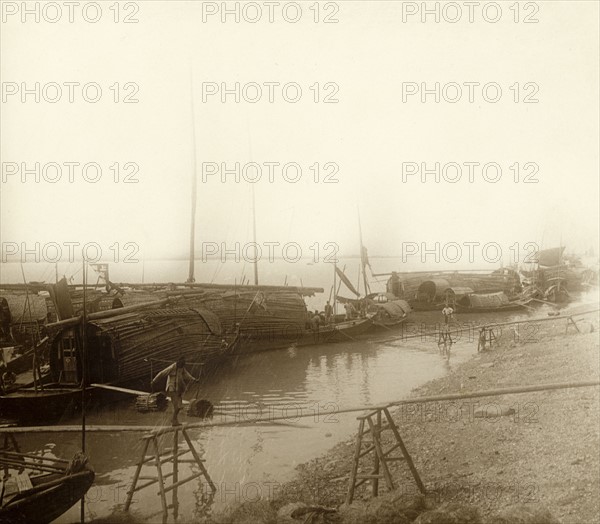 Junks being unloaded in Hangchow (China)