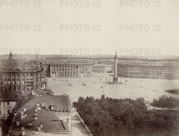 Russie, place du Palais d'Hiver à Saint-Pétersbourg