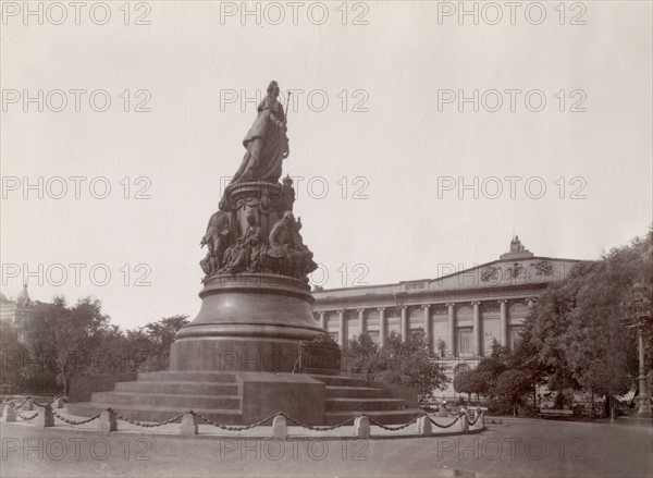 Russie, le monument Catherine II et le Théâtre, à Saint-Pétersbourg