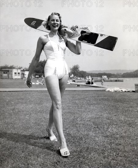 Le mannequin Patti Morgan portant un ski nautique