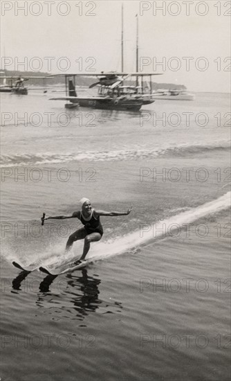 Daniela Parola (actrice) faisant du ski nautique