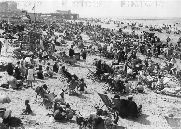 La plage bondée à Margate, Kent