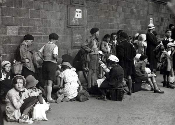 Young Parisians leaving for the Cantal département (1935)