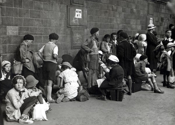 Départ de petits parisiens pour le Cantal (1935)