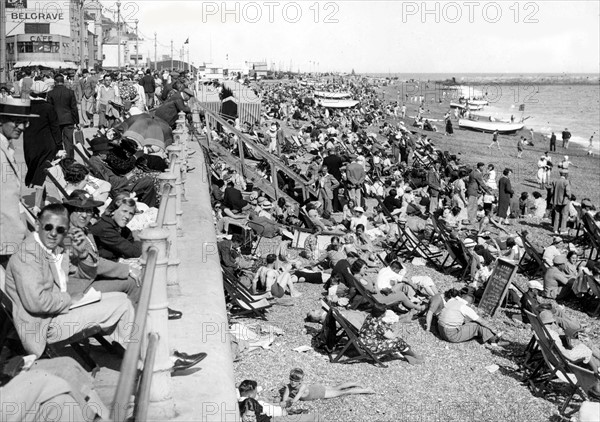 Overcrowded beach at Hastings (England)