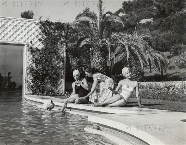 Collation au bord de la piscine