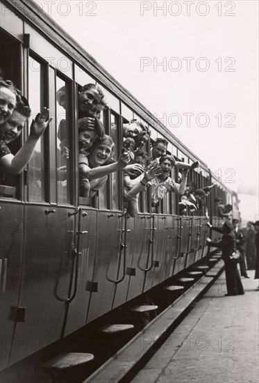 Parisians leaving by the train for the three-day Pentecost week-end (1939)