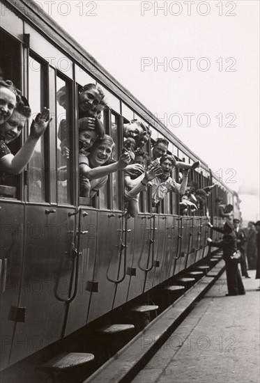 Départ en train des parisiens pour les trois jours de vacances de la Pentecôte (1939)