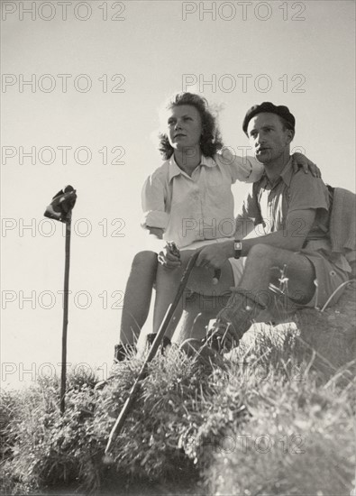 Couple de randonneurs dans les années 60