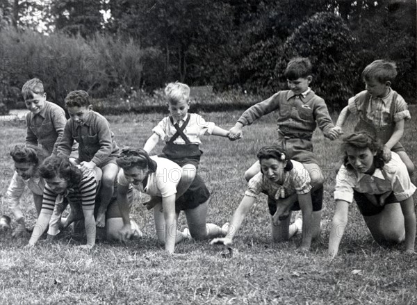 Jeu à l'école de cadres de moniteurs du Secours National à Orly