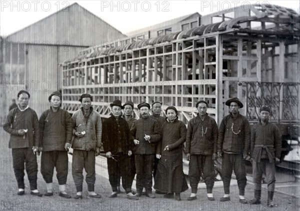 Chine, employés locaux à la construction de wagons de chemin de fer