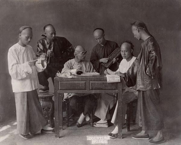 Chine, groupe de comptables et leurs bouliers