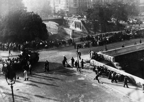 Rue de Rivoli, Paris, the crowd trying to hide from the snipers