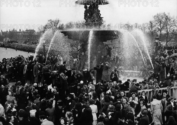 Scène de liesse populaire à Paris lors de la Libération (août 1944)